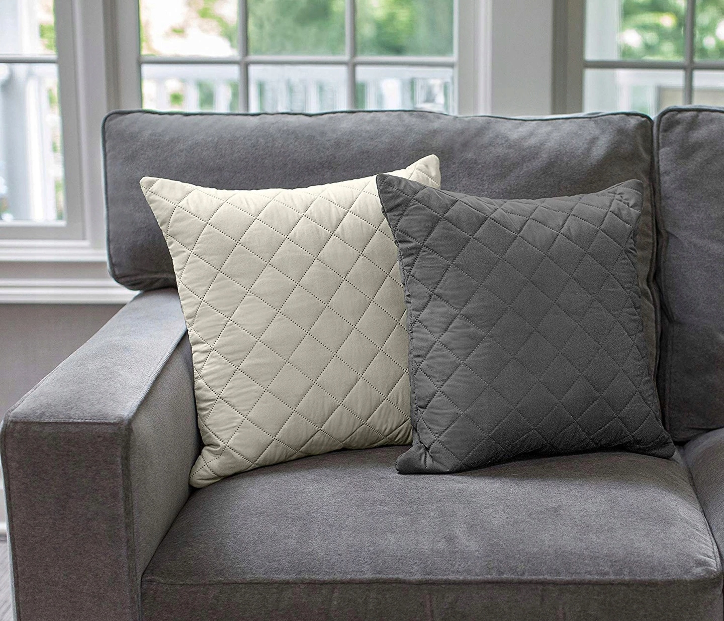 Декоративные подушки на серый диван